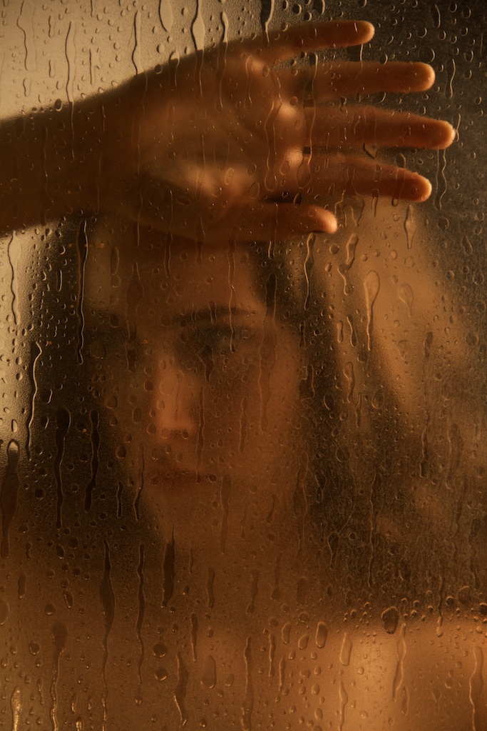 detrás de la ventana