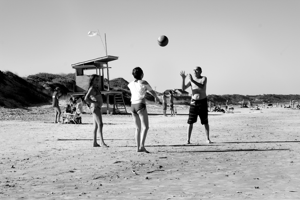 dos chicos un padre y la pelota