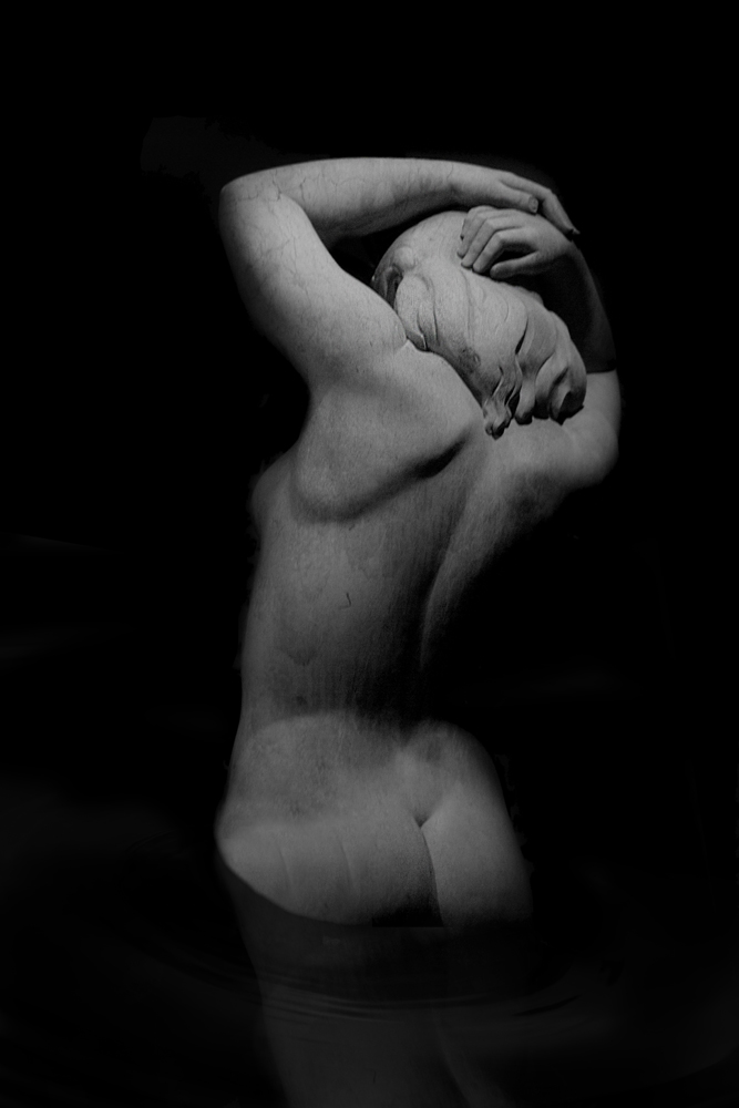 Mujer de piedra a espaldas en un lago